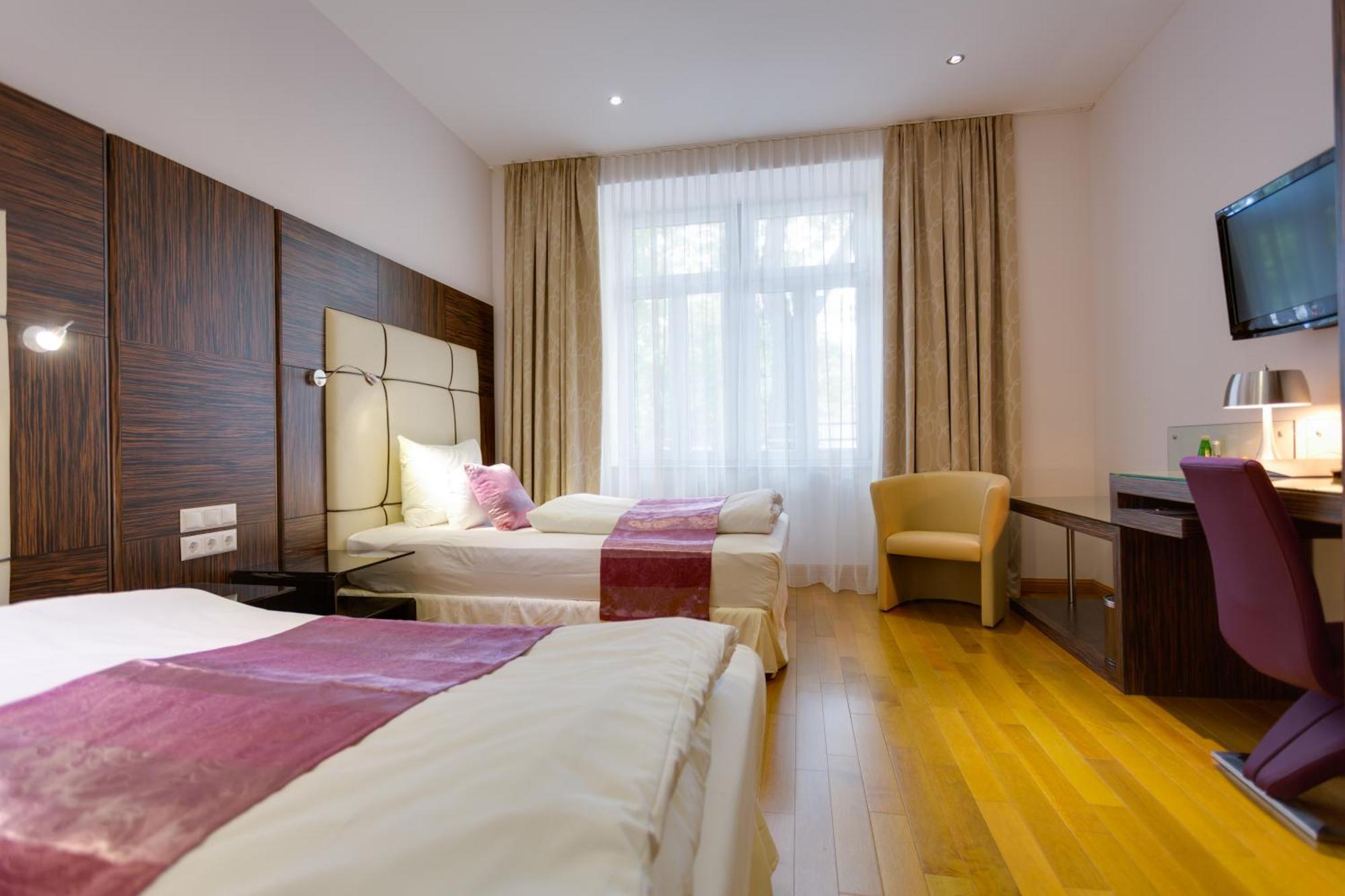 Classic Queen Room,1295653630:JPEG